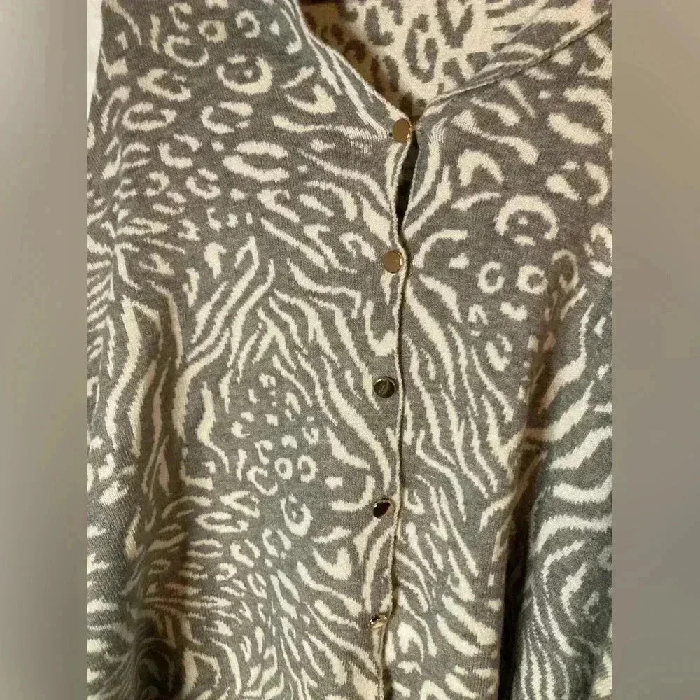 Poncho style piece that buttons in the front Arianna animal print NWT - Picture 3 of 7